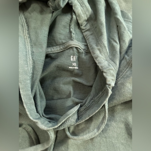 Gap lightweight hoodie; slightly cropped. Size XS. - Picture 4 of 4